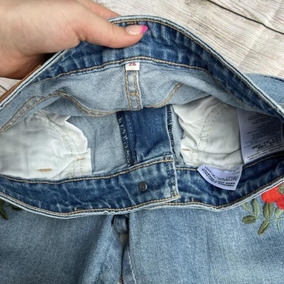 NEW Levi's Limited Edition Poppy Embroidered Jeans 26 - Picture 3 of 13